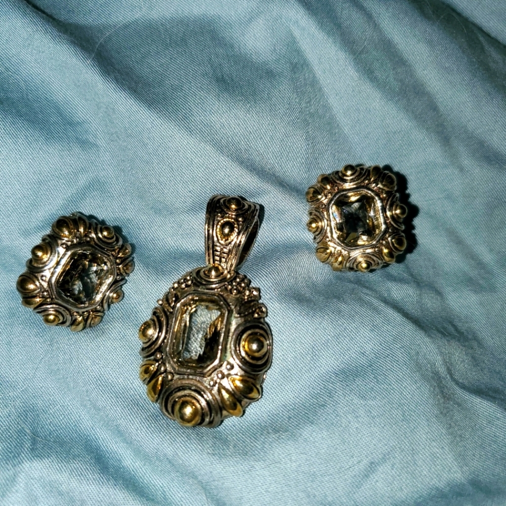 Really nice pindomet with earrings to match and a colored stone in the middle